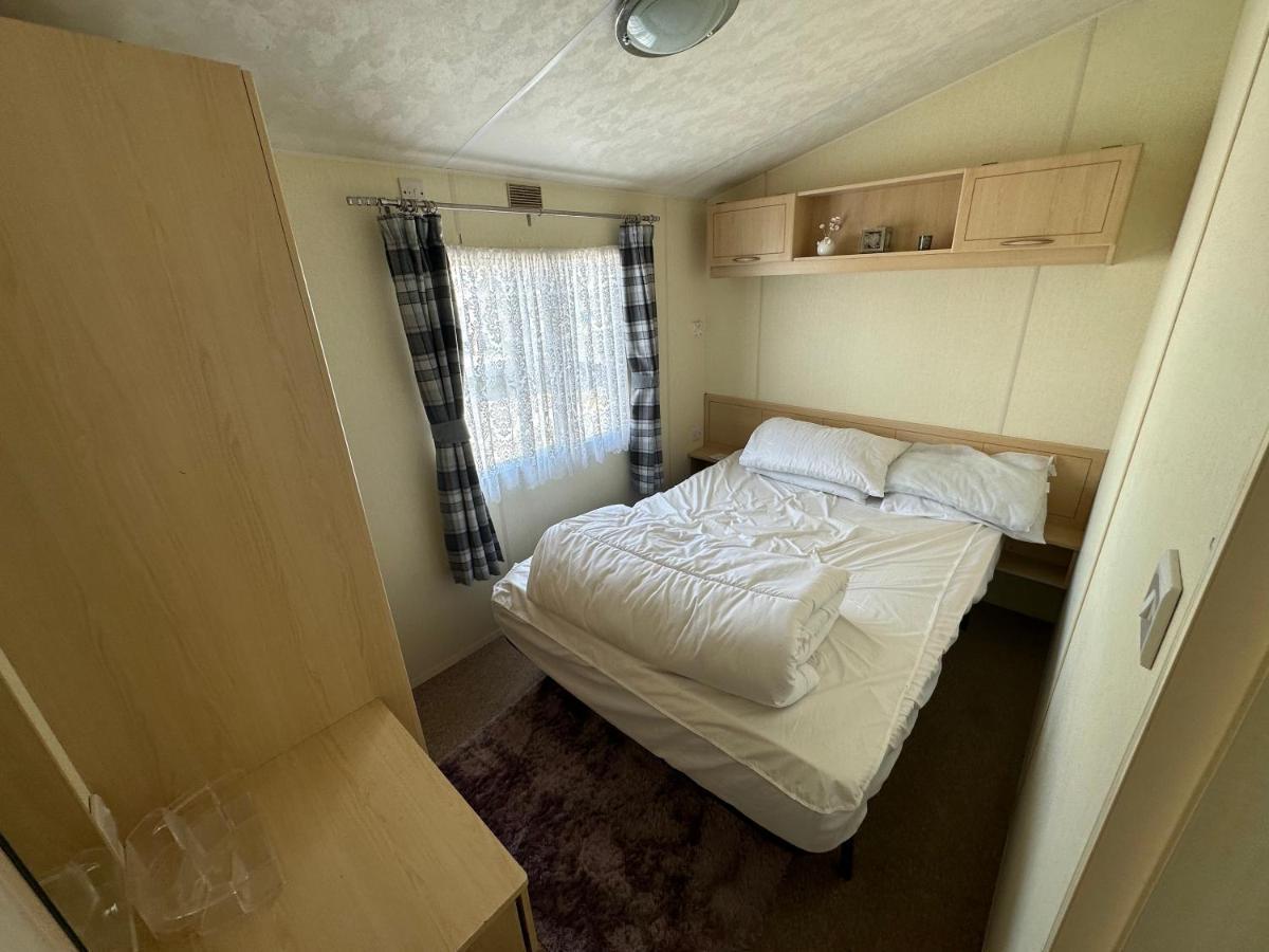 Caravan To Hire Lyon'S Robin Hood Rhyl Bagian luar foto