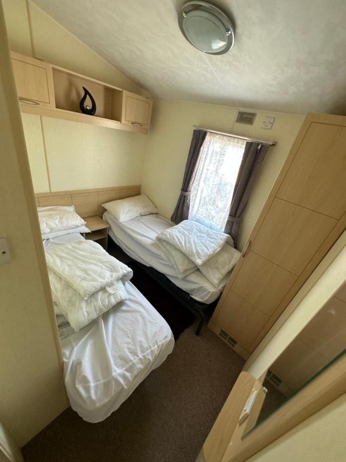 Caravan To Hire Lyon'S Robin Hood Rhyl Bagian luar foto